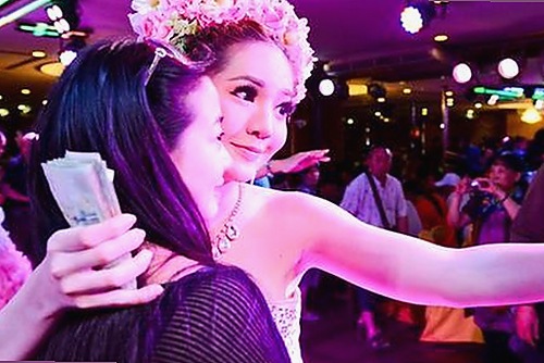 娱乐圈吃瓜名单曝光:李兰迪转型引关注,新晋小花小生争议不断