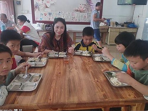 娱乐圈甜蜜与风波：柳小八成长记与谢娜的笑泪人生